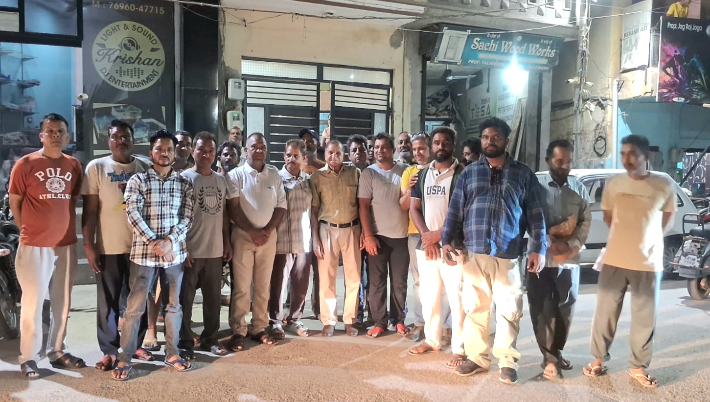 Sahib Shri Kanshi Ram Samaj Bhalai Society distributed T-shirts to the youth on Labor Day.